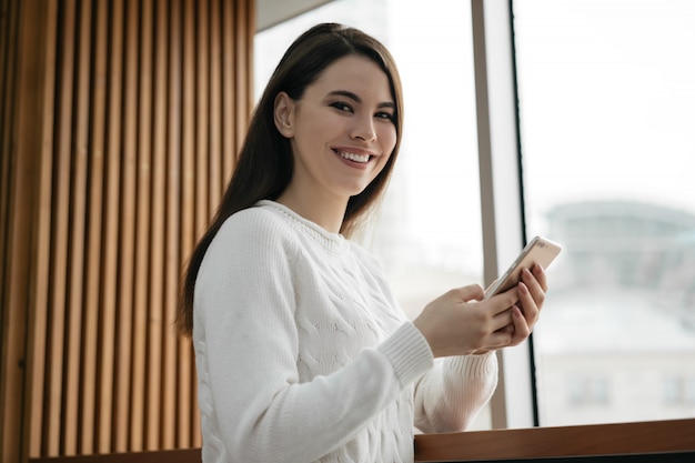 Mooie vrouw met behulp van mobiele telefoon, communicatie, online winkelen