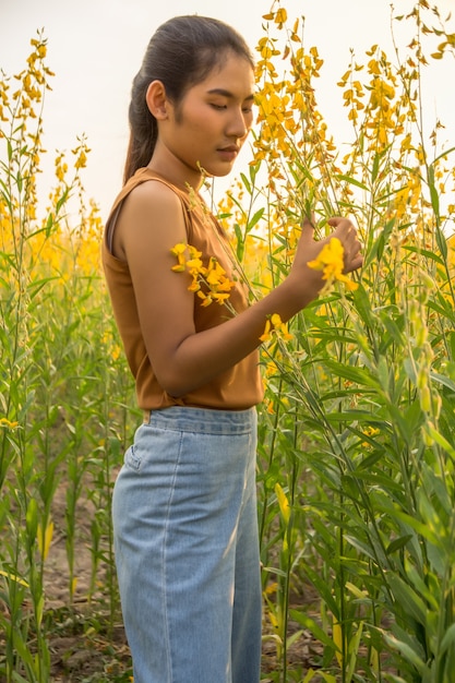 Mooie vrouw met bloem