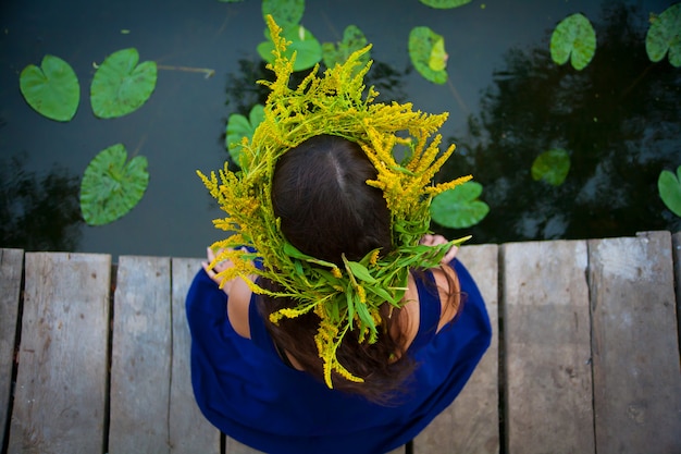 Mooie vrouw met bloemdiadeem