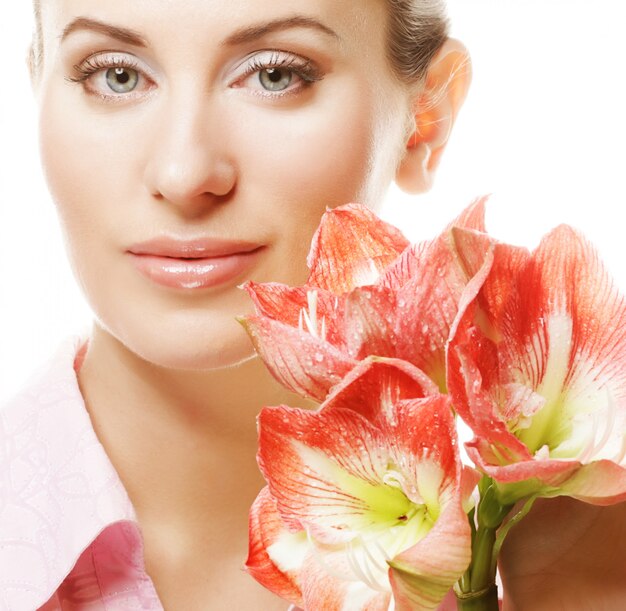 Foto mooie vrouw met bloemen