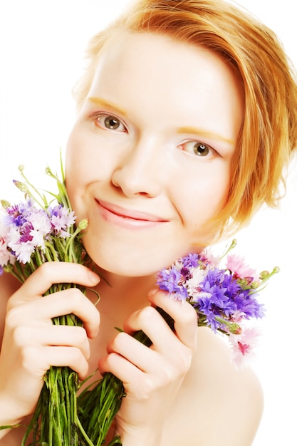 Foto mooie vrouw met bloemen