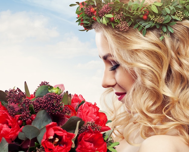 Foto mooie vrouw met bloemen