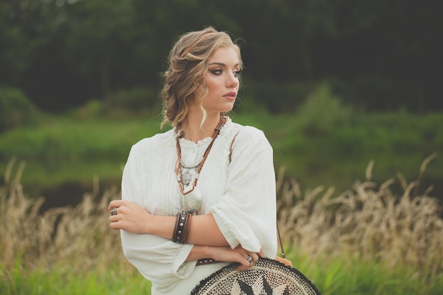 Foto mooie vrouw met blond haar buiten.