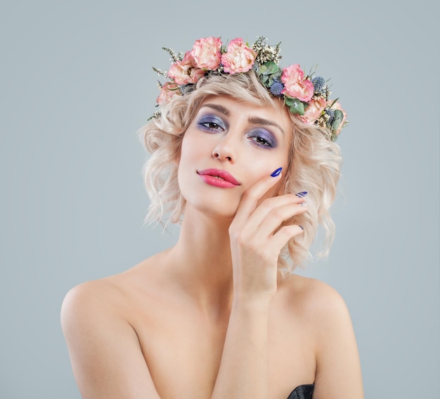 Mooie vrouw met blonde haarmake-up en bloemenkroon