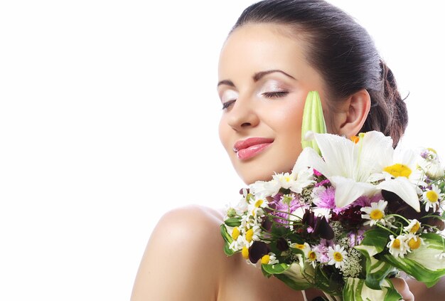 Mooie vrouw met boeket van verschillende bloemen