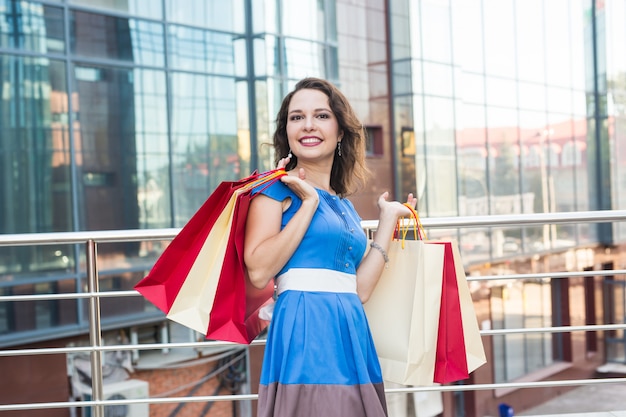 Mooie vrouw met boodschappentassen