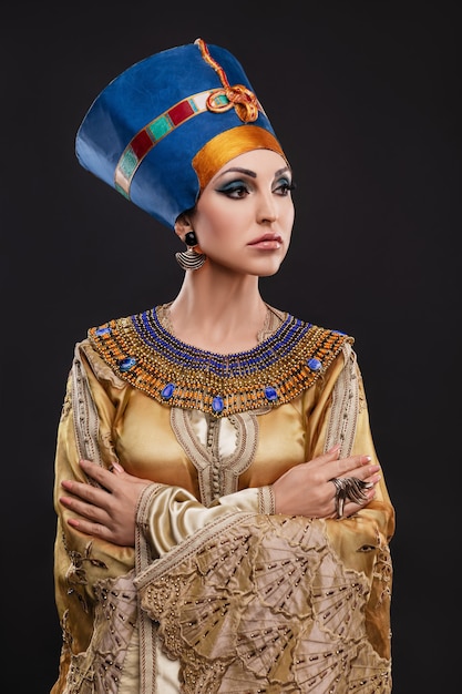 Mooie vrouw met bruine ogen en avondmake-up als koningin Nefertiti