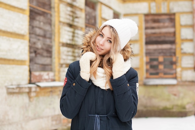 Mooie vrouw met buiten de winterkleren