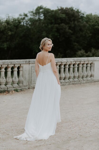 mooie vrouw met donker haar in luxe trouwjurk