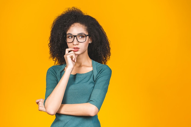 Mooie vrouw met donkerbruin krullend haar en oogglazen