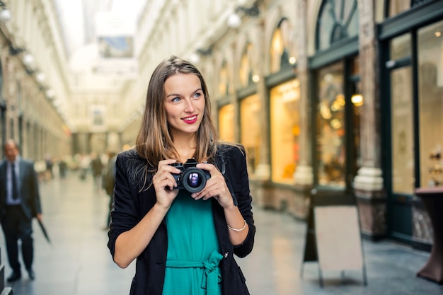 Mooie vrouw met een camera