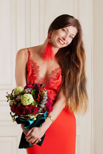 Mooie vrouw met een chique boeket bloemen