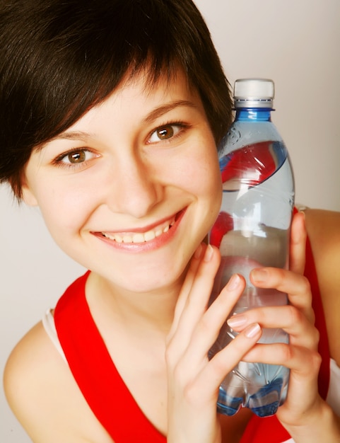 Mooie vrouw met een fles schoon water