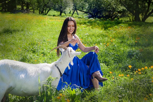 Mooie vrouw met een geit in het Altai-gebergte. Toerisme concept.
