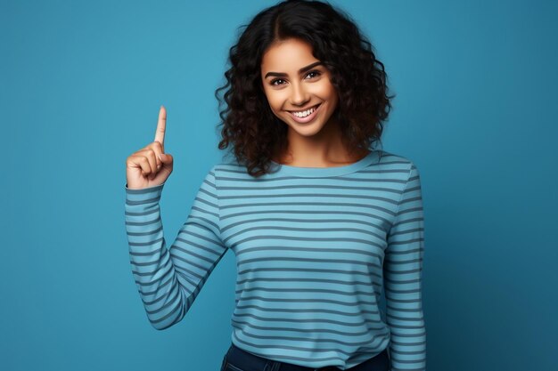 Mooie vrouw met een gestreepte camisole die wijst op iets generatief AI