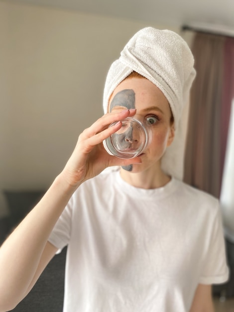 Foto mooie vrouw met een kleimasker