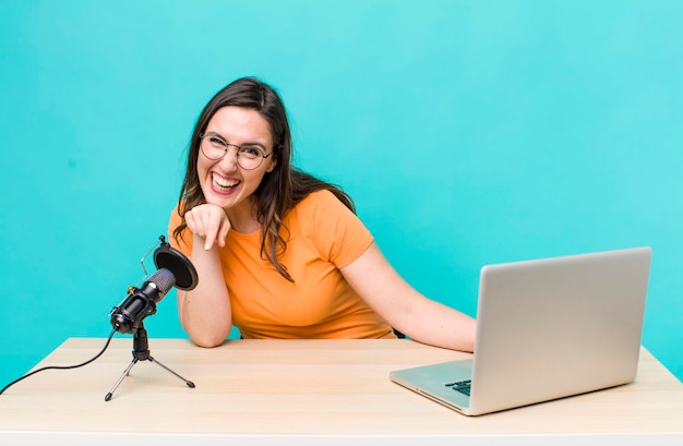 mooie vrouw met een laptop en een microfoon sociaal netwerk freelance concept