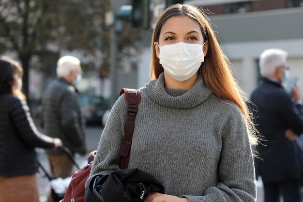 Mooie vrouw met een masker die buiten staat