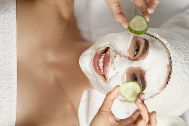 Foto mooie vrouw met een masker van de gezichtsschil