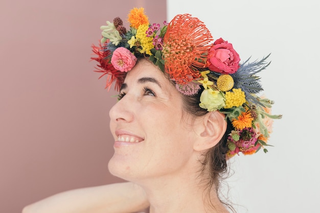 Mooie vrouw met een midzomer bloemenkrans