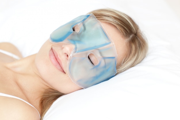 Mooie vrouw met een ooggelmasker