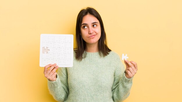 Mooie vrouw met een puzzel