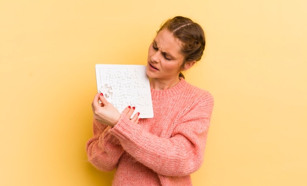 Mooie vrouw met een puzzel