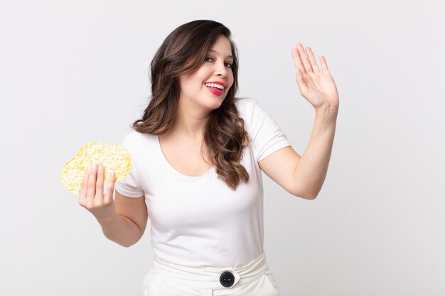 mooie vrouw met een rijstkoekje