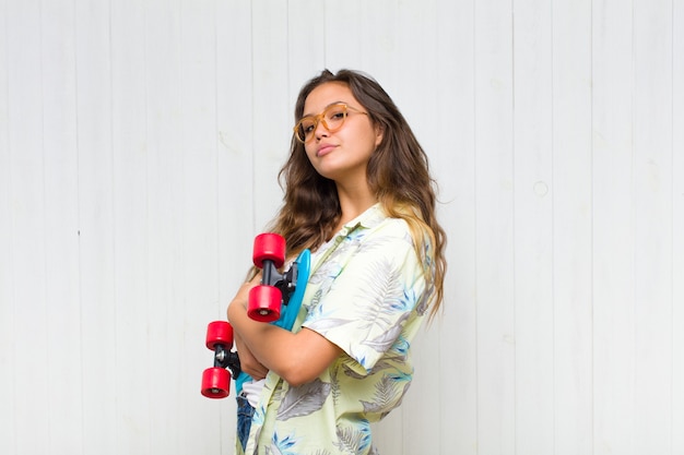 Mooie vrouw met een skateboard