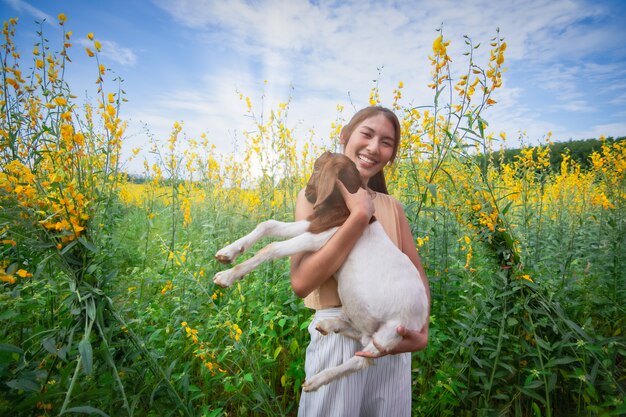 Mooie vrouw met een veld van bloemen Sunhemp