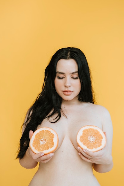 Mooie vrouw met fruitboobs