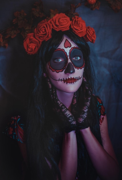 Mooie vrouw met gekleurde make-up close-up. Halloween Mexicaanse cosplay.