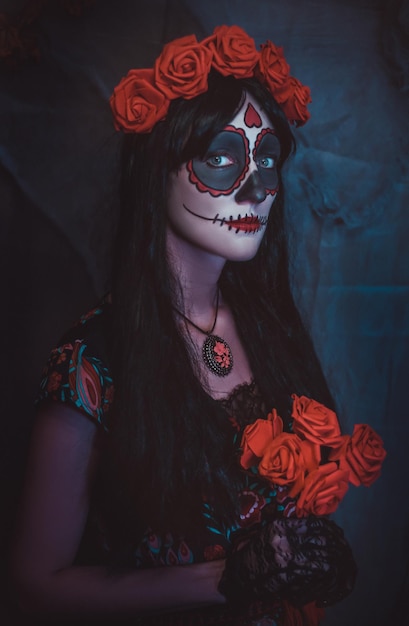 Mooie vrouw met gekleurde make-up close-up. Halloween Mexicaanse cosplay.