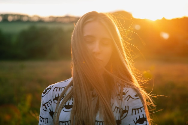 Mooie vrouw met gesloten ogen op een zonnige dag.