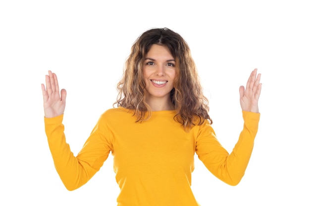 Mooie vrouw met golvend haar geïsoleerd op een wit