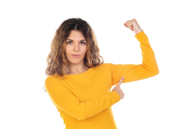 Mooie vrouw met golvend haar geïsoleerd op een witte achtergrond