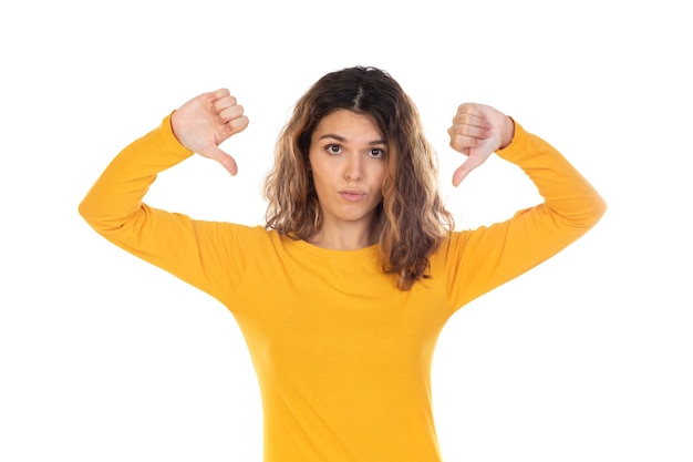 Mooie vrouw met golvend haar geïsoleerd op een witte achtergrond