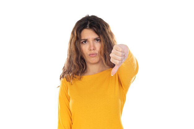 Mooie vrouw met golvend haar geïsoleerd op een witte achtergrond