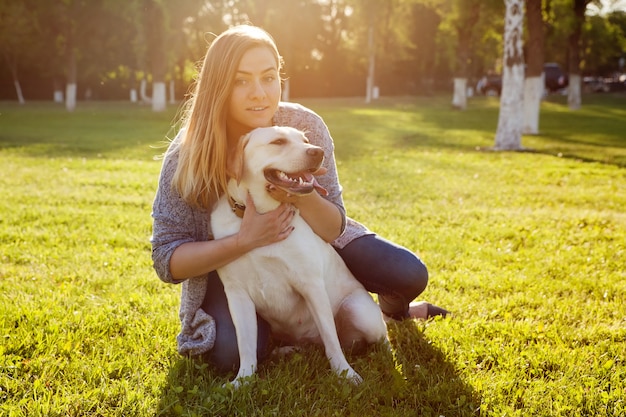 Mooie vrouw met haar hond