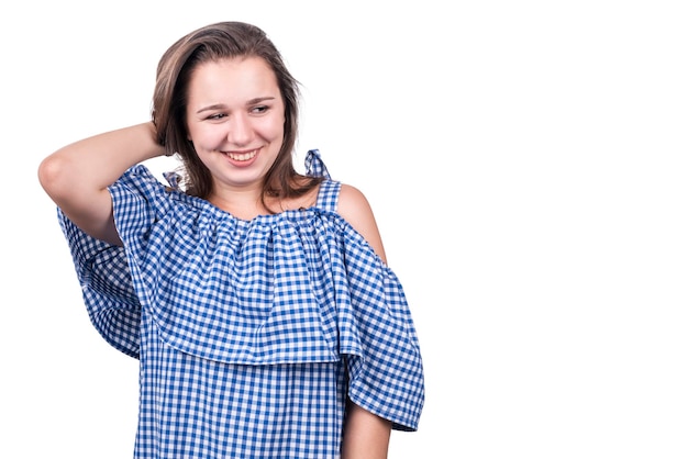 Mooie vrouw met hand achter hoofd in jurk in kooi geïsoleerd op witte achtergrond