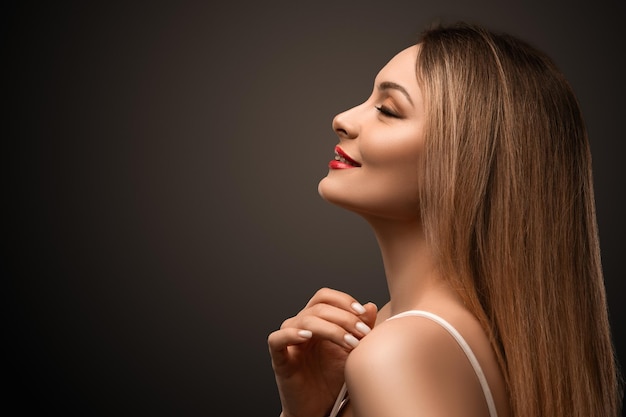 Mooie vrouw met heldere huid spa concept natuurlijke schoonheid stijlvol model