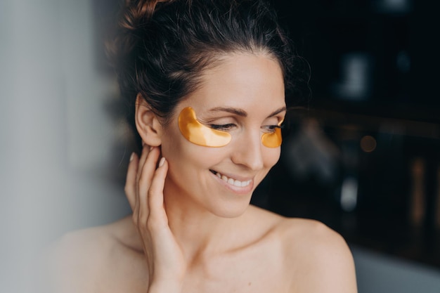 Mooie vrouw met hydrogelpleisters op de huid onder de ogen Huidverzorgingsbehandeling anti-aging schoonheidsroutine