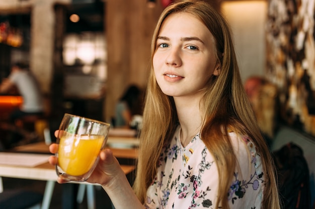 Mooie vrouw met kop in café, rust, werk pauze