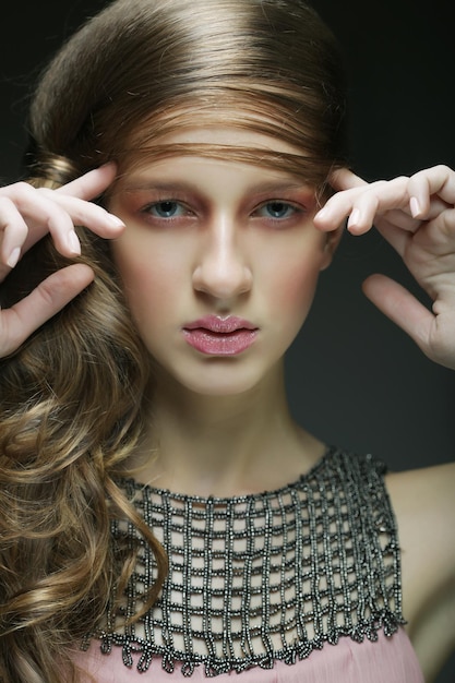 Mooie vrouw met lang blond krullend haar