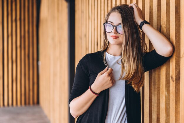 Mooie vrouw met lang haar en glazen glimlachen