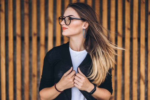 Mooie vrouw met lang haar en glazen glimlachen