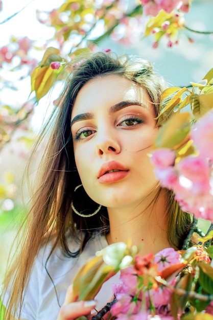 Foto mooie vrouw met lang haar geniet van de schoonheid van de lente