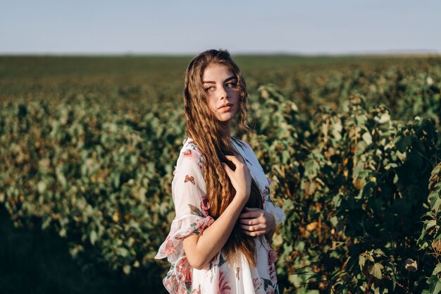 Mooie vrouw met lang krullend haar en sproeten