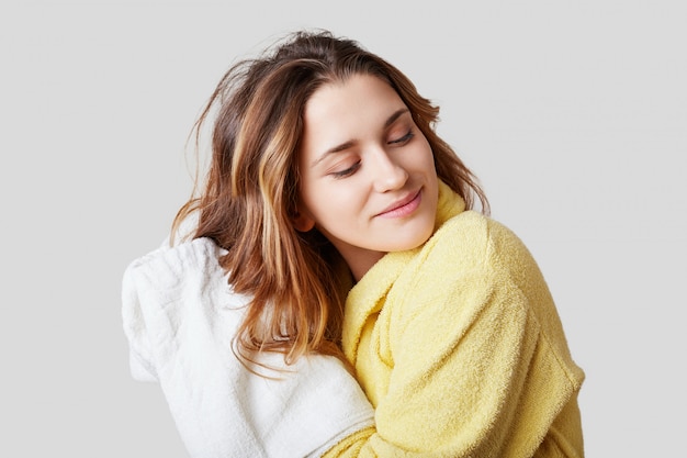 Mooie vrouw met luxe haar, veegt het af met een handdoek