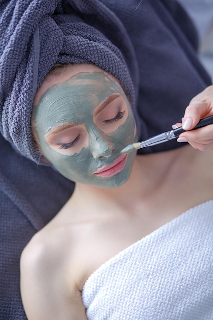 Mooie vrouw met masker liggend op spa Woman Spa salon